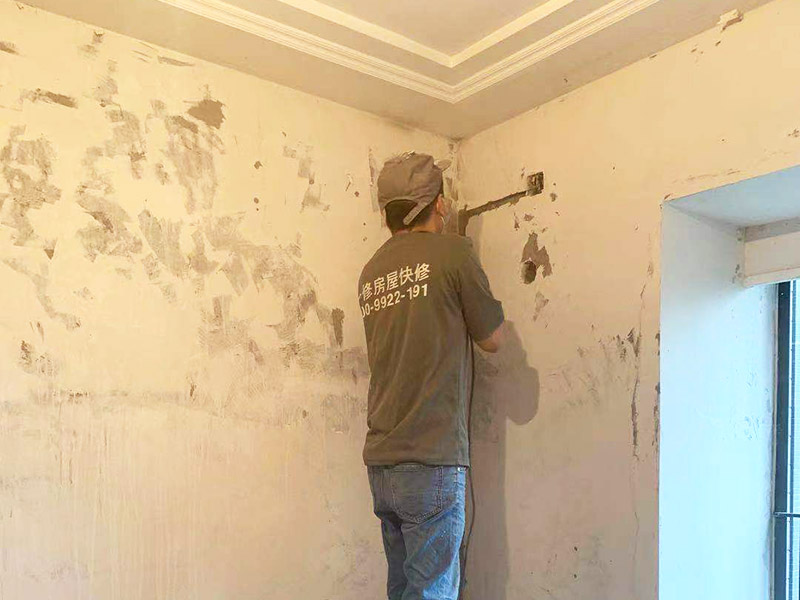 墻面線管開槽維修:在切割的過程中可以先將準(zhǔn)備好的水灑在墻面上，這樣切割會更加容易，減少切割過程的灰塵,放線定位好以后我們用切割機(jī)沿著線的邊緣地帶進(jìn)行切割，盡量的控制切割的力度并保持使用的力度均勻，沿著邊線一直走一遍，切割完畢以后，用鏨子沿著切割的邊縫隙進(jìn)行搗碎，這樣很好的拓寬開槽的寬度。