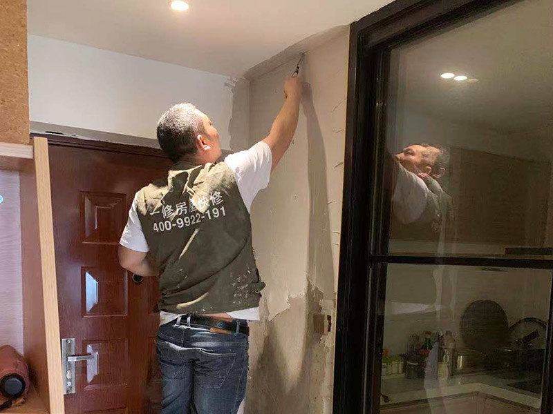 入戶門墻面翻新：翻新前，需要先將舊漆面鏟除干凈，之后在進(jìn)行打磨，將墻面的浮沉雜物都清理干凈。然后基層做完后，需要將施工區(qū)域的家具物件移除，避免在翻新過程中，使家具受到損傷。檢測一下墻面的平整度，膩?zhàn)庸蝺杀榧纯桑偎⒌灼?，最后對墻面進(jìn)行油漆涂刷。注意施工完后要記得通風(fēng)哦。