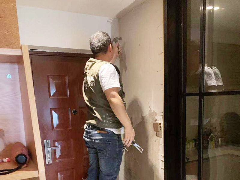 入戶門墻面翻新：翻新前，需要先將舊漆面鏟除干凈，之后在進(jìn)行打磨，將墻面的浮沉雜物都清理干凈。然后基層做完后，需要將施工區(qū)域的家具物件移除，避免在翻新過程中，使家具受到損傷。檢測一下墻面的平整度，膩?zhàn)庸蝺杀榧纯?，再刷底漆，最后對墻面進(jìn)行油漆涂刷。注意施工完后要記得通風(fēng)哦。