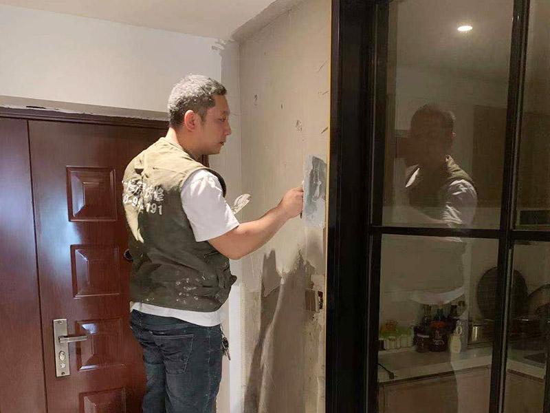 入戶門墻面翻新：翻新前，需要先將舊漆面鏟除干凈，之后在進(jìn)行打磨，將墻面的浮沉雜物都清理干凈。然后基層做完后，需要將施工區(qū)域的家具物件移除，避免在翻新過程中，使家具受到損傷。檢測一下墻面的平整度，膩?zhàn)庸蝺杀榧纯?，再刷底漆，最后對墻面進(jìn)行油漆涂刷。注意施工完后要記得通風(fēng)哦。