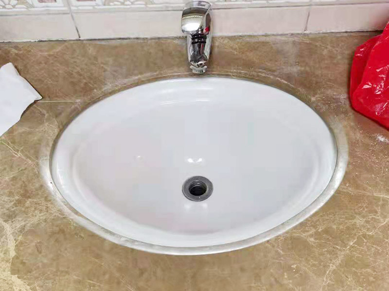 衛(wèi)生間地面防水貼磚：衛(wèi)生間地面先清理基層，然后用水泥砂漿修補鋪平,然后涂上防水涂料。 然后貼磚先把地板上灑上水，然后灑一層干水泥，再鋪一層沙漿，然后把地磚鋪在沙漿上。