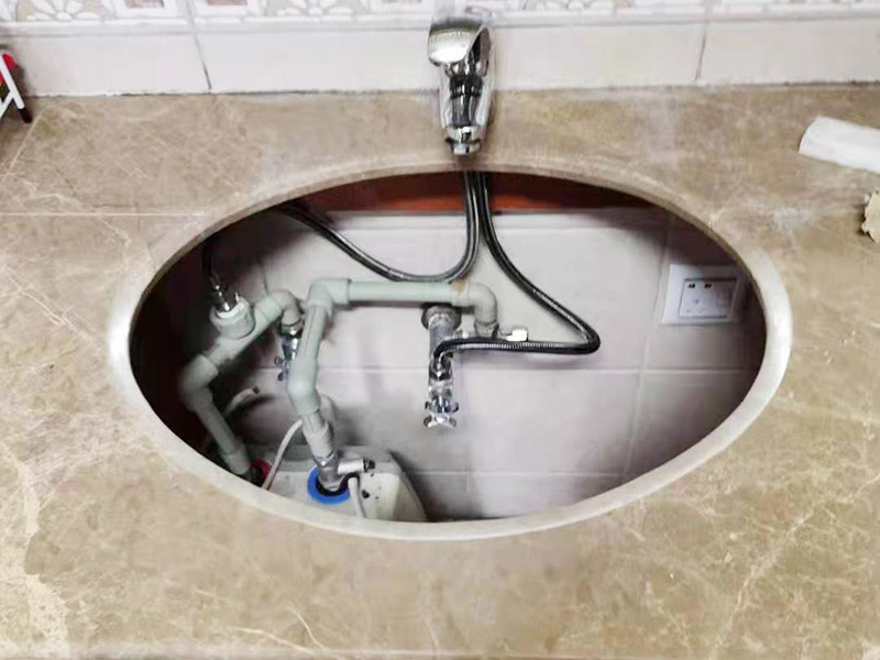 衛(wèi)生間地面防水貼磚：衛(wèi)生間地面先清理基層，然后用水泥砂漿修補鋪平,然后涂上防水涂料。 然后貼磚先把地板上灑上水，然后灑一層干水泥，再鋪一層沙漿，然后把地磚鋪在沙漿上。