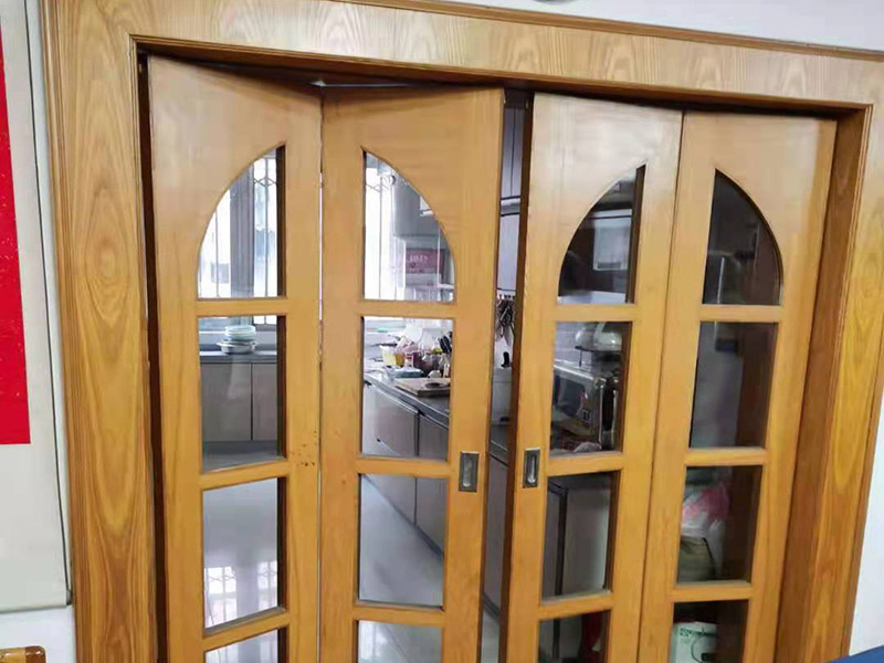 推拉門安裝維修：查看是否是推拉門滑軌還是推拉門的問題，具體問題具體分析，如果是軌道問題就將推拉門用力向上抬,然后將推拉門取出來，將舊的軌道拆除,如果軌道和門框是一體的軌道,換一條新的軌道就可以了。