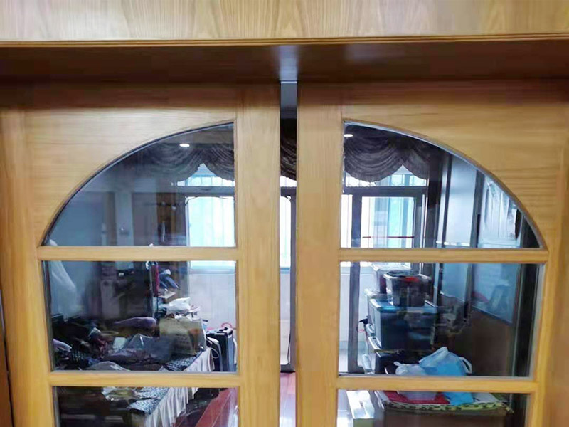 推拉門安裝維修：查看是否是推拉門滑軌還是推拉門的問題，具體問題具體分析，如果是軌道問題就將推拉門用力向上抬,然后將推拉門取出來，將舊的軌道拆除,如果軌道和門框是一體的軌道,換一條新的軌道就可以了。