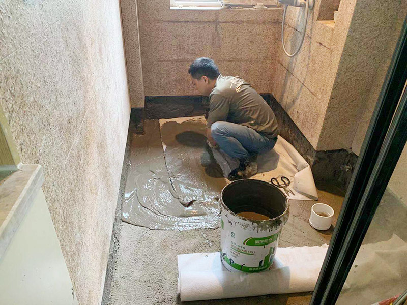 衛(wèi)生間地面防水貼磚：衛(wèi)生間地面先清理基層，然后用水泥砂漿修補鋪平,然后涂上防水涂料。 然后貼磚先把地板上灑上水，然后灑一層干水泥，再鋪一層沙漿，然后把地磚鋪在沙漿上。