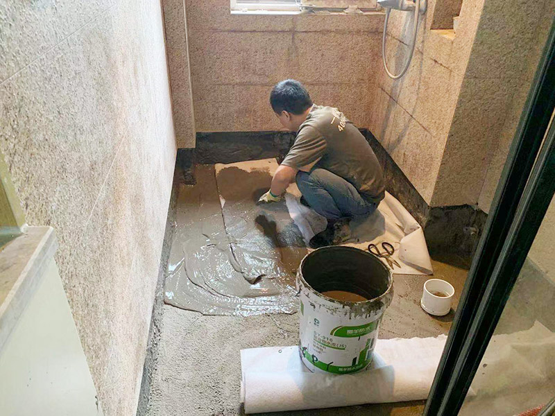 衛(wèi)生間地面防水貼磚：衛(wèi)生間地面先清理基層，然后用水泥砂漿修補鋪平,然后涂上防水涂料。 然后貼磚先把地板上灑上水，然后灑一層干水泥，再鋪一層沙漿，然后把地磚鋪在沙漿上。