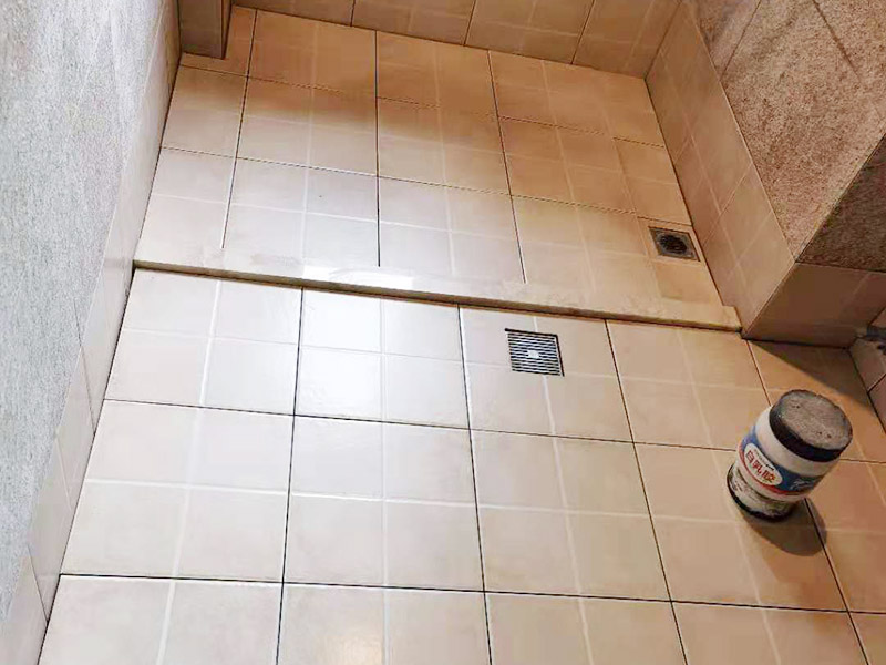 衛(wèi)生間地面防水貼磚：衛(wèi)生間地面先清理基層，然后用水泥砂漿修補鋪平,然后涂上防水涂料。 然后貼磚先把地板上灑上水，然后灑一層干水泥，再鋪一層沙漿，然后把地磚鋪在沙漿上。