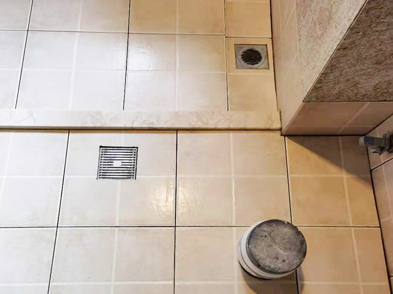 衛(wèi)生間地面防水貼磚：衛(wèi)生間地面先清理基層，然后用水泥砂漿修補鋪平,然后涂上防水涂料。 然后貼磚先把地板上灑上水，然后灑一層干水泥，再鋪一層沙漿，然后把地磚鋪在沙漿上。