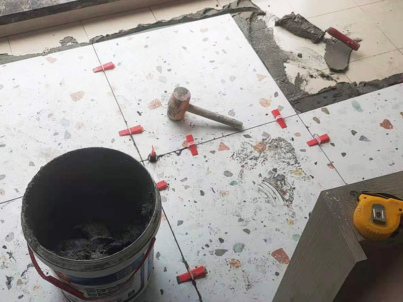 陽臺地磚不拆除鋪貼：不拆除原地磚,在原地磚上再鋪地磚可以嗎？可以，這樣能省一些成本，不過效果可能就沒有拆除地磚來的好。先將舊瓷磚的表面清理干凈，然后使用瓷磚粘結(jié)劑在舊瓷磚上做一層基礎涂刷，新的瓷磚背面也要抹上一層粘結(jié)劑（涂抹厚度只要覆蓋住背面的紋理即可），之后就可以直接貼新瓷磚了。