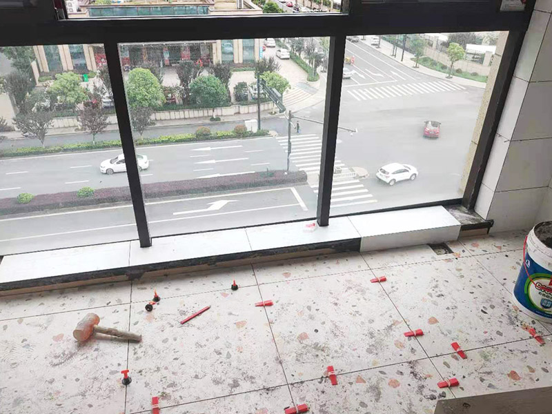 陽臺地磚不拆除鋪貼：不拆除原地磚,在原地磚上再鋪地磚可以嗎？可以，這樣能省一些成本，不過效果可能就沒有拆除地磚來的好。先將舊瓷磚的表面清理干凈，然后使用瓷磚粘結(jié)劑在舊瓷磚上做一層基礎涂刷，新的瓷磚背面也要抹上一層粘結(jié)劑（涂抹厚度只要覆蓋住背面的紋理即可），之后就可以直接貼新瓷磚了。