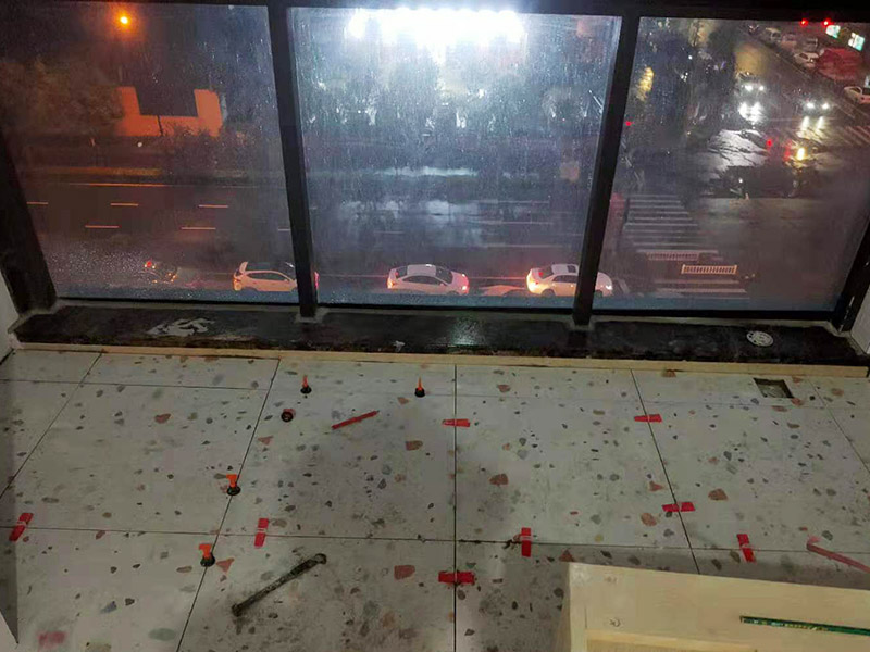 陽臺地磚不拆除鋪貼：不拆除原地磚,在原地磚上再鋪地磚可以嗎？可以，這樣能省一些成本，不過效果可能就沒有拆除地磚來的好。先將舊瓷磚的表面清理干凈，然后使用瓷磚粘結(jié)劑在舊瓷磚上做一層基礎涂刷，新的瓷磚背面也要抹上一層粘結(jié)劑（涂抹厚度只要覆蓋住背面的紋理即可），之后就可以直接貼新瓷磚了。