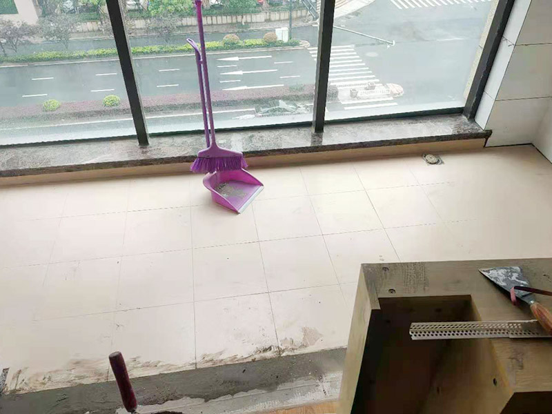 陽臺地磚不拆除鋪貼：不拆除原地磚,在原地磚上再鋪地磚可以嗎？可以，這樣能省一些成本，不過效果可能就沒有拆除地磚來的好。先將舊瓷磚的表面清理干凈，然后使用瓷磚粘結(jié)劑在舊瓷磚上做一層基礎涂刷，新的瓷磚背面也要抹上一層粘結(jié)劑（涂抹厚度只要覆蓋住背面的紋理即可），之后就可以直接貼新瓷磚了。