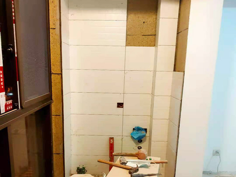 陽臺改造貼磚維修：陽臺改造翻新也不算小項(xiàng)目記得要做成品保護(hù)，然后就是在粘結(jié)劑量置晾時間內(nèi)，將準(zhǔn)備好的瓷磚鋪壓到位，垂直于梳理方向輕微搓動以排出磚下的空氣。鋪貼到位后用橡皮錘輕擊，用尺寸合適的十字定位架來調(diào)整表面平整度及接縫的平直。