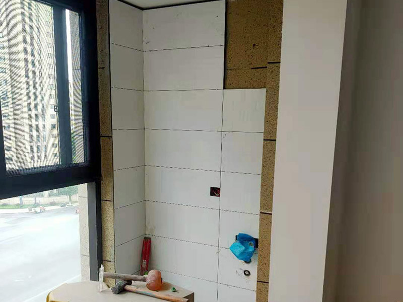 陽臺改造貼磚維修：陽臺改造翻新也不算小項(xiàng)目記得要做成品保護(hù)，然后就是在粘結(jié)劑量置晾時間內(nèi)，將準(zhǔn)備好的瓷磚鋪壓到位，垂直于梳理方向輕微搓動以排出磚下的空氣。鋪貼到位后用橡皮錘輕擊，用尺寸合適的十字定位架來調(diào)整表面平整度及接縫的平直。