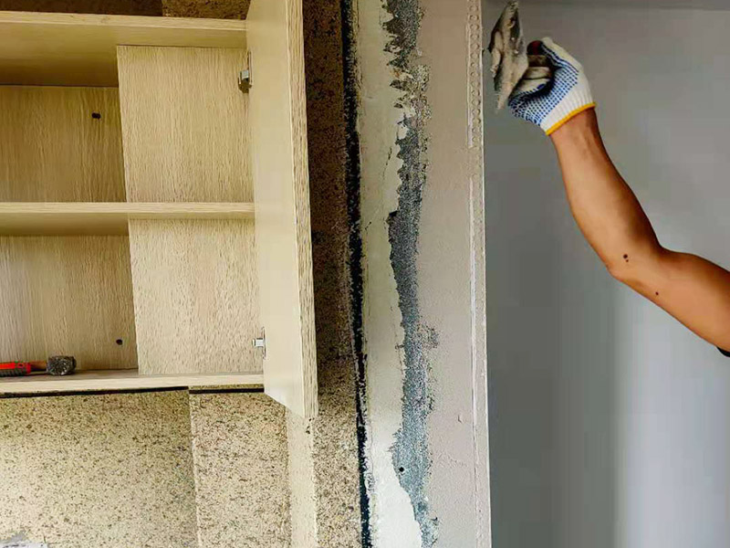 陽臺改造貼磚維修：陽臺改造翻新也不算小項(xiàng)目記得要做成品保護(hù)，然后就是在粘結(jié)劑量置晾時間內(nèi)，將準(zhǔn)備好的瓷磚鋪壓到位，垂直于梳理方向輕微搓動以排出磚下的空氣。鋪貼到位后用橡皮錘輕擊，用尺寸合適的十字定位架來調(diào)整表面平整度及接縫的平直。