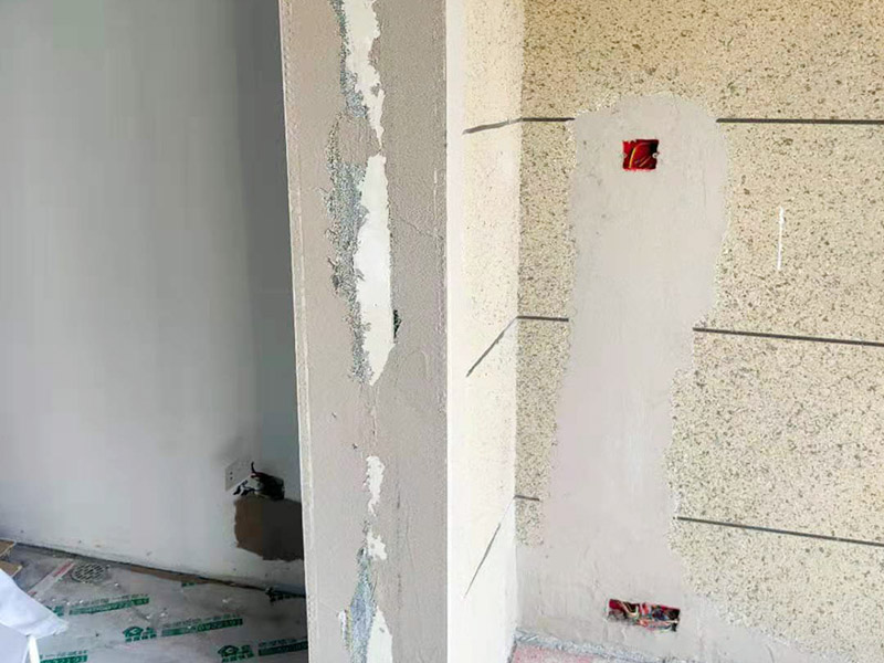 陽臺改造貼磚維修：陽臺改造翻新也不算小項(xiàng)目記得要做成品保護(hù)，然后就是在粘結(jié)劑量置晾時間內(nèi)，將準(zhǔn)備好的瓷磚鋪壓到位，垂直于梳理方向輕微搓動以排出磚下的空氣。鋪貼到位后用橡皮錘輕擊，用尺寸合適的十字定位架來調(diào)整表面平整度及接縫的平直。