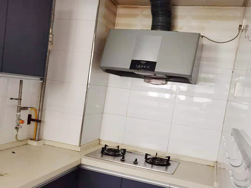 廚房貼磚裝修：廚房的墻面貼瓷磚要貼到房頂為宜，可以方便我們清洗。有的廚房裝修瓷磚會只貼一多半，其實這是不夠的，需要補貼到頂的。