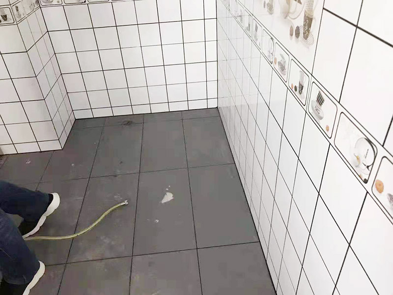 廚房貼磚裝修：廚房的墻面貼瓷磚要貼到房頂為宜，可以方便我們清洗。有的廚房裝修瓷磚會只貼一多半，其實這是不夠的，需要補貼到頂的。