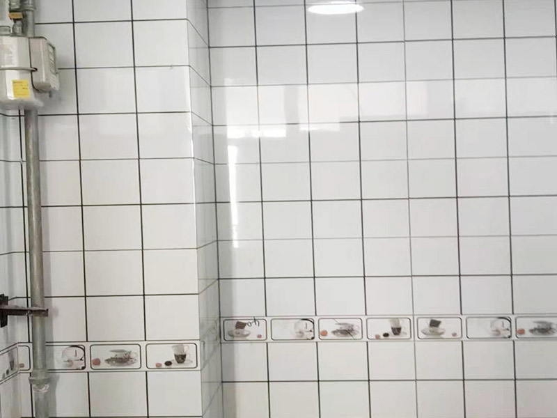 廚房貼磚裝修：廚房的墻面貼瓷磚要貼到房頂為宜，可以方便我們清洗。有的廚房裝修瓷磚會只貼一多半，其實這是不夠的，需要補貼到頂的。