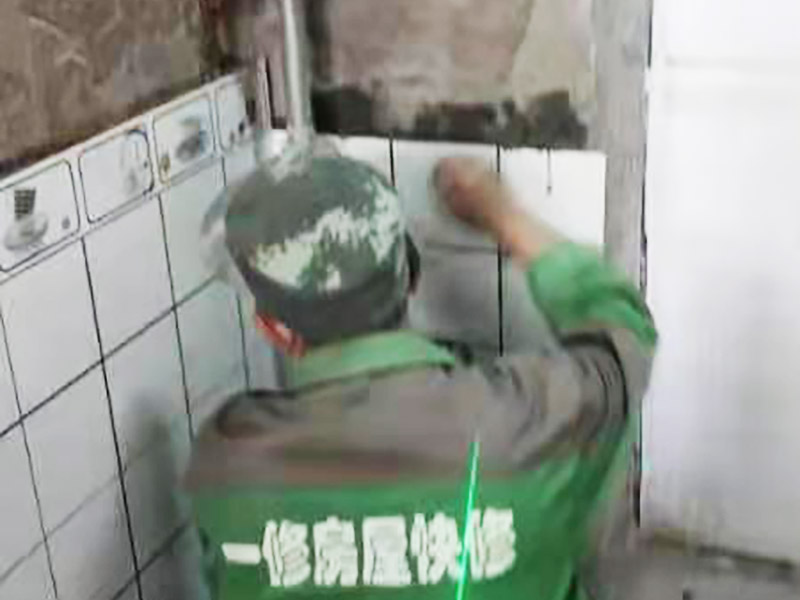 廚房貼磚裝修：廚房的墻面貼瓷磚要貼到房頂為宜，可以方便我們清洗。有的廚房裝修瓷磚會只貼一多半，其實這是不夠的，需要補貼到頂的。