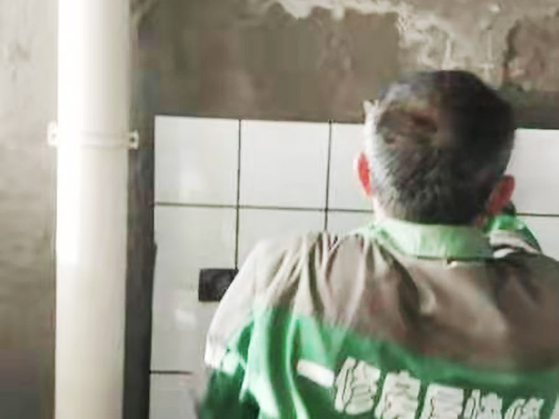 廚房貼磚裝修：廚房的墻面貼瓷磚要貼到房頂為宜，可以方便我們清洗。有的廚房裝修瓷磚會只貼一多半，其實這是不夠的，需要補貼到頂的。