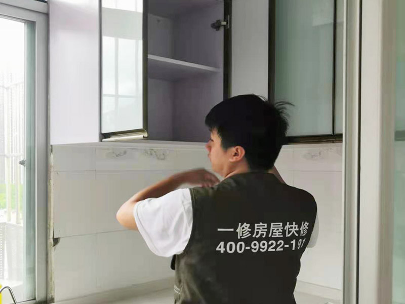 廚房裝修翻新完工：首先要做好的就是廚房的成品保護(hù)，然后就可以開始對(duì)廚房中不合理的地方根據(jù)設(shè)計(jì)圖和現(xiàn)場(chǎng)的規(guī)劃進(jìn)行打拆工作了，瓷磚鋪設(shè)完成和天花都做好之后，就要開始安裝櫥柜和櫥柜臺(tái)面、灶臺(tái)、水槽等家具，安裝好之后，需要對(duì)櫥柜進(jìn)行調(diào)試。