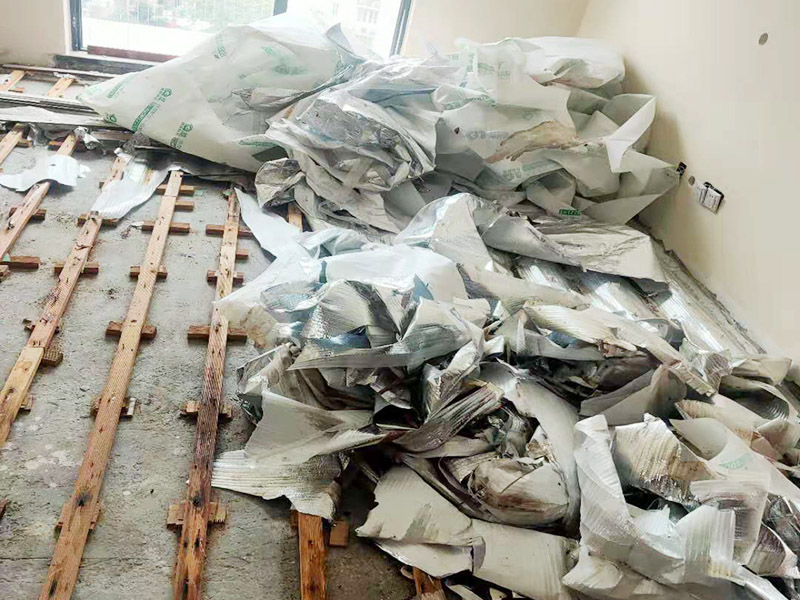 地板拆除翻新：拆之前，先看仔細觀察木地板當初是怎么鋪的，邊緣的角落有沒有留下縫隙，如果有可以自己動手拆，如果沒有就不要輕易嘗試，以免拆不下來，還把木地板都壞了。同時記得把房間的物品都搬到另一房間去放著，拆除的工作要先從踢腳線開始，我們可以請專業(yè)人士上門，價格也不貴。這對于專業(yè)人士來說，就很輕松的解決了。