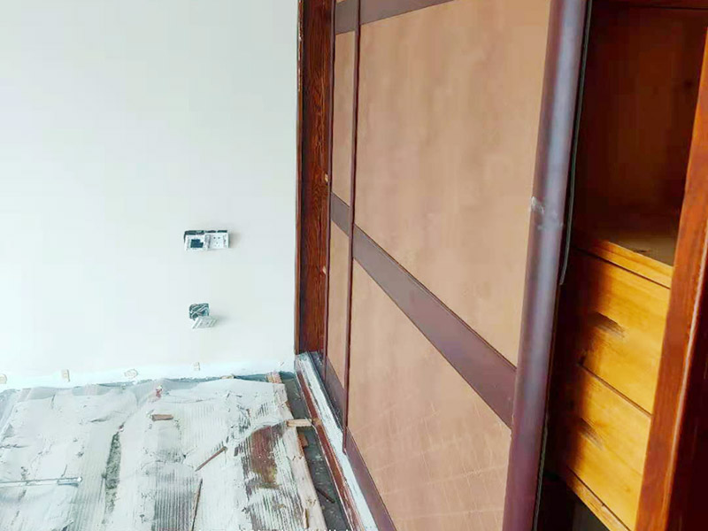 地板拆除翻新：拆之前，先看仔細觀察木地板當初是怎么鋪的，邊緣的角落有沒有留下縫隙，如果有可以自己動手拆，如果沒有就不要輕易嘗試，以免拆不下來，還把木地板都壞了。同時記得把房間的物品都搬到另一房間去放著，拆除的工作要先從踢腳線開始，我們可以請專業(yè)人士上門，價格也不貴。這對于專業(yè)人士來說，就很輕松的解決了。