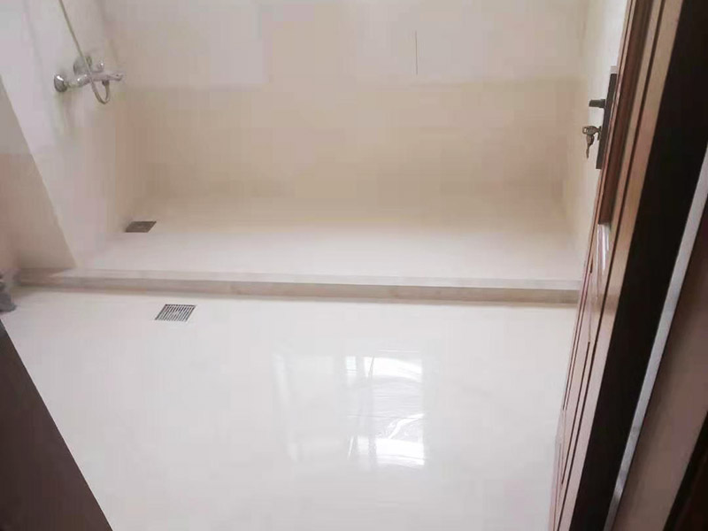 舊房廁所防水貼磚：首先要將瓷磚表面的污漬與雜物給清空，還要保持表面的干燥，需要注意的是地面和墻體都要做防水的、因?yàn)檫@樣防水效果是最好的，其次就是防水涂料，需要要反復(fù)涂抹均勻，晾干后在進(jìn)行潑灑實(shí)驗(yàn)，確認(rèn)防水是否完善。