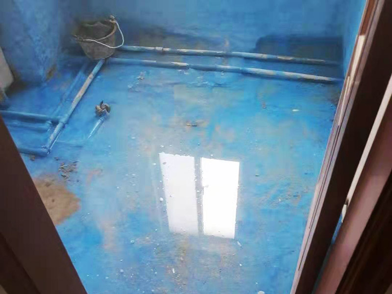 舊房廁所防水貼磚：首先要將瓷磚表面的污漬與雜物給清空，還要保持表面的干燥，需要注意的是地面和墻體都要做防水的、因?yàn)檫@樣防水效果是最好的，其次就是防水涂料，需要要反復(fù)涂抹均勻，晾干后在進(jìn)行潑灑實(shí)驗(yàn)，確認(rèn)防水是否完善。