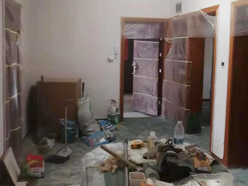 舊房廁所防水貼磚：首先要將瓷磚表面的污漬與雜物給清空，還要保持表面的干燥，需要注意的是地面和墻體都要做防水的、因?yàn)檫@樣防水效果是最好的，其次就是防水涂料，需要要反復(fù)涂抹均勻，晾干后在進(jìn)行潑灑實(shí)驗(yàn)，確認(rèn)防水是否完善。