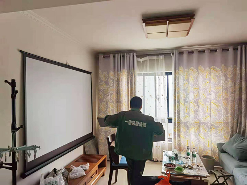 客廳翻新裝修：老墻面的水泥層都有可能存在損壞嚴重的情況，可以將損壞的墻面部分全部鏟除，之后再使用水泥進行涂抹。然后刷底漆，底漆具有防潮、保護墻面、提高墻面粉刷效果的作用。必不可少的步驟。后面就能刷乳膠漆，記得進行涂刷的時候也要從上到下順著一個方向進行涂刷。