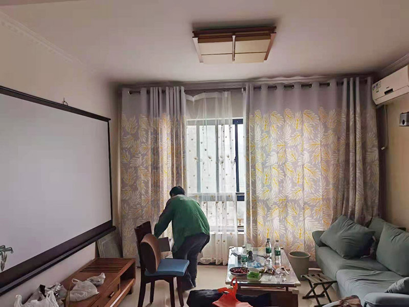 客廳翻新裝修：老墻面的水泥層都有可能存在損壞嚴重的情況，可以將損壞的墻面部分全部鏟除，之后再使用水泥進行涂抹。然后刷底漆，底漆具有防潮、保護墻面、提高墻面粉刷效果的作用。必不可少的步驟。后面就能刷乳膠漆，記得進行涂刷的時候也要從上到下順著一個方向進行涂刷。