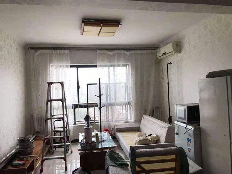 客廳翻新裝修：老墻面的水泥層都有可能存在損壞嚴重的情況，可以將損壞的墻面部分全部鏟除，之后再使用水泥進行涂抹。然后刷底漆，底漆具有防潮、保護墻面、提高墻面粉刷效果的作用。必不可少的步驟。后面就能刷乳膠漆，記得進行涂刷的時候也要從上到下順著一個方向進行涂刷。