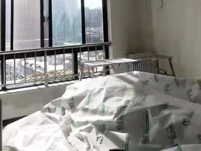 客廳翻新裝修：老墻面的水泥層都有可能存在損壞嚴重的情況，可以將損壞的墻面部分全部鏟除，之后再使用水泥進行涂抹。然后刷底漆，底漆具有防潮、保護墻面、提高墻面粉刷效果的作用。必不可少的步驟。后面就能刷乳膠漆，記得進行涂刷的時候也要從上到下順著一個方向進行涂刷。