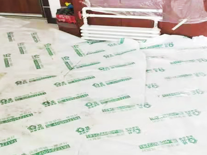 客廳翻新裝修：老墻面的水泥層都有可能存在損壞嚴重的情況，可以將損壞的墻面部分全部鏟除，之后再使用水泥進行涂抹。然后刷底漆，底漆具有防潮、保護墻面、提高墻面粉刷效果的作用。必不可少的步驟。后面就能刷乳膠漆，記得進行涂刷的時候也要從上到下順著一個方向進行涂刷。