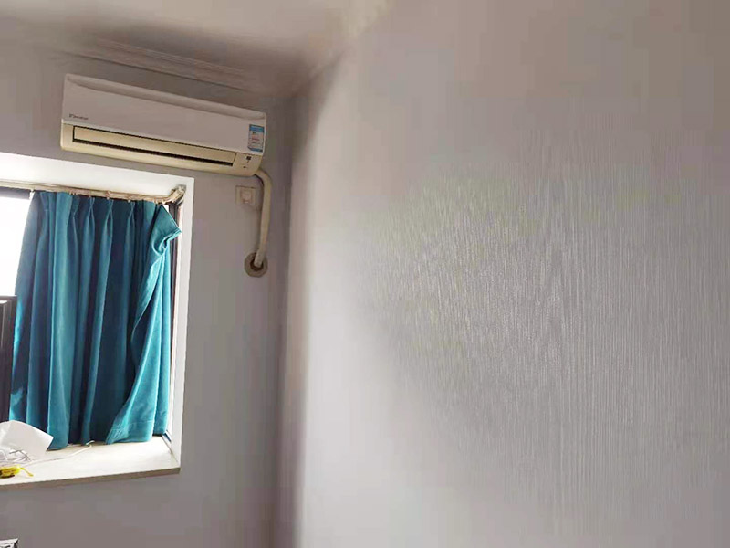 墻紙鋪貼翻新：墻紙空鼓脫落一般由于原有基底不一定密實(shí),直接在原來的壁紙上鋪貼壁紙會(huì)存在較大的風(fēng)險(xiǎn),需要將原有壁紙全部鏟除,測(cè)量好墻體的高度，用壁紙刀裁切壁紙。注意，裁切的壁紙長(zhǎng)度一般要多出墻面高度20～30mm,以方便最后的切邊處理。