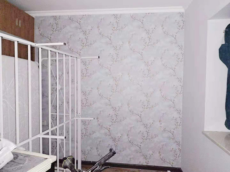 墻紙鋪貼翻新：墻紙空鼓脫落一般由于原有基底不一定密實(shí),直接在原來的壁紙上鋪貼壁紙會(huì)存在較大的風(fēng)險(xiǎn),需要將原有壁紙全部鏟除,測(cè)量好墻體的高度，用壁紙刀裁切壁紙。注意，裁切的壁紙長(zhǎng)度一般要多出墻面高度20～30mm,以方便最后的切邊處理。