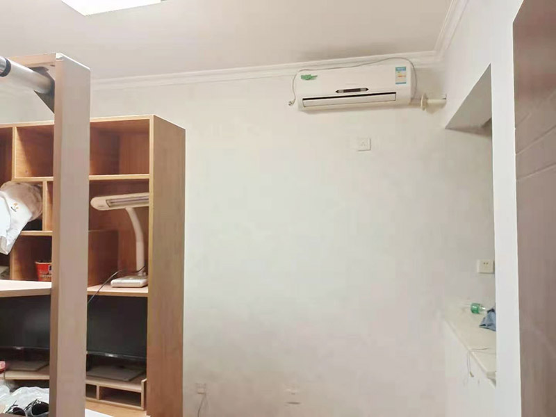 墻紙鋪貼翻新：墻紙空鼓脫落一般由于原有基底不一定密實(shí),直接在原來的壁紙上鋪貼壁紙會(huì)存在較大的風(fēng)險(xiǎn),需要將原有壁紙全部鏟除,測(cè)量好墻體的高度，用壁紙刀裁切壁紙。注意，裁切的壁紙長(zhǎng)度一般要多出墻面高度20～30mm,以方便最后的切邊處理。