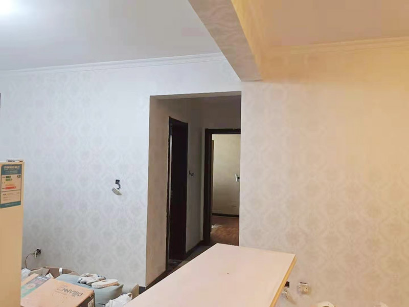 墻紙鋪貼翻新：墻紙空鼓脫落一般由于原有基底不一定密實(shí),直接在原來的壁紙上鋪貼壁紙會(huì)存在較大的風(fēng)險(xiǎn),需要將原有壁紙全部鏟除,測(cè)量好墻體的高度，用壁紙刀裁切壁紙。注意，裁切的壁紙長(zhǎng)度一般要多出墻面高度20～30mm,以方便最后的切邊處理。