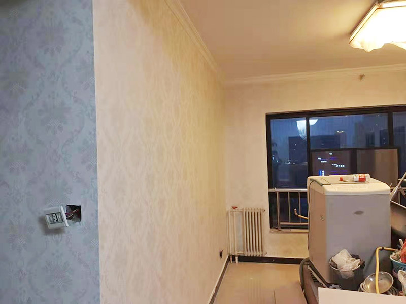 墻紙鋪貼翻新：墻紙空鼓脫落一般由于原有基底不一定密實(shí),直接在原來的壁紙上鋪貼壁紙會(huì)存在較大的風(fēng)險(xiǎn),需要將原有壁紙全部鏟除,測(cè)量好墻體的高度，用壁紙刀裁切壁紙。注意，裁切的壁紙長(zhǎng)度一般要多出墻面高度20～30mm,以方便最后的切邊處理。