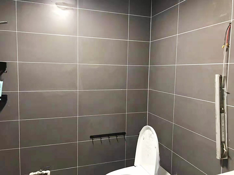 衛(wèi)生間貼磚裝修:衛(wèi)生間貼磚的流程首先先清掃地面，水泥砂漿找平，接著再定標高，彈線，地磚進水，攤鋪水泥砂漿，鋪貼石磚，最后灌縫，白水泥或者填縫劑都可以，或者做專業(yè)的美縫。