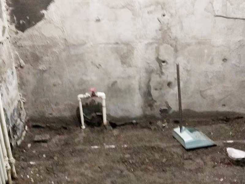 衛(wèi)生間貼磚裝修:衛(wèi)生間貼磚的流程首先先清掃地面，水泥砂漿找平，接著再定標高，彈線，地磚進水，攤鋪水泥砂漿，鋪貼石磚，最后灌縫，白水泥或者填縫劑都可以，或者做專業(yè)的美縫。