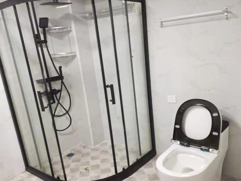 淋浴房裝修完工：裝修淋浴房，每個部位都要做防水處理，尤其是活動門與固定扇三邊，一定要有防水膠條處理，這樣有利于后期防止?jié)B水問題。框架位置用鉛筆、水平尺確定靠墻鋁材的鉆孔位，用沖擊鉆打孔，讓安裝框架，并用螺絲固定。固定好框架后，就可以裝上鋼化玻璃墻。