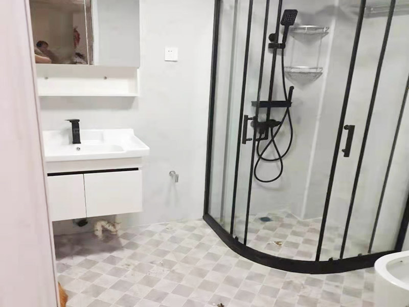 淋浴房裝修完工：裝修淋浴房，每個部位都要做防水處理，尤其是活動門與固定扇三邊，一定要有防水膠條處理，這樣有利于后期防止?jié)B水問題。框架位置用鉛筆、水平尺確定靠墻鋁材的鉆孔位，用沖擊鉆打孔，讓安裝框架，并用螺絲固定。固定好框架后，就可以裝上鋼化玻璃墻。