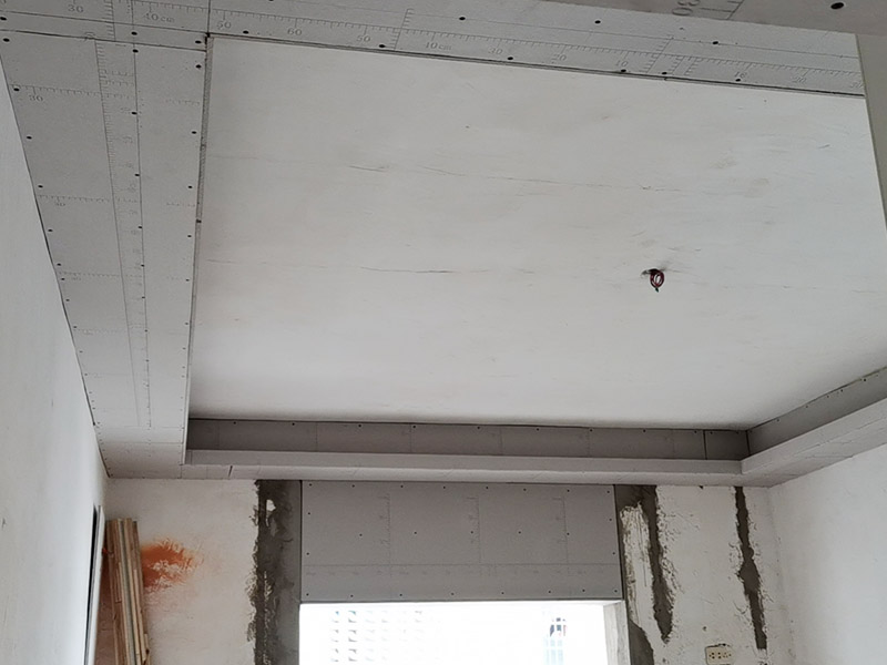 吊頂?shù)豕穸ㄖ瓢惭b：在安裝吊柜前，一定要在墻上畫水平線，調(diào)整柜體，然后通過(guò)調(diào)節(jié)合頁(yè)，保證吊柜門扇的水平和垂直。最好用兩個(gè)或四個(gè)膨脹螺絲固定墻壁的吊頂框架。 注意就是吊柜不應(yīng)安裝在輕質(zhì)墻體上，因?yàn)榈豕癖旧淼闹亓亢痛娣诺碾s物的重量會(huì)使輕質(zhì)墻體難以撐住，所以最好將吊柜安裝在堅(jiān)固的墻上。