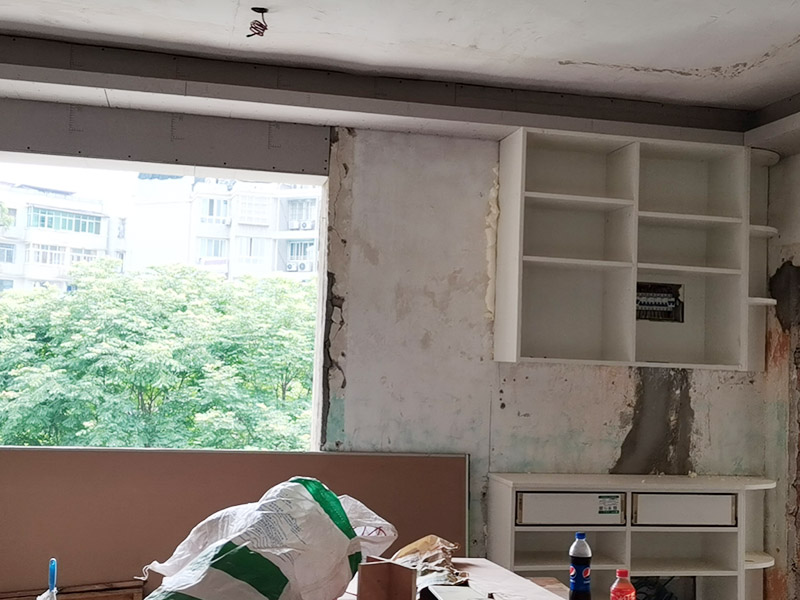 吊頂?shù)豕穸ㄖ瓢惭b：在安裝吊柜前，一定要在墻上畫水平線，調(diào)整柜體，然后通過(guò)調(diào)節(jié)合頁(yè)，保證吊柜門扇的水平和垂直。最好用兩個(gè)或四個(gè)膨脹螺絲固定墻壁的吊頂框架。 注意就是吊柜不應(yīng)安裝在輕質(zhì)墻體上，因?yàn)榈豕癖旧淼闹亓亢痛娣诺碾s物的重量會(huì)使輕質(zhì)墻體難以撐住，所以最好將吊柜安裝在堅(jiān)固的墻上。