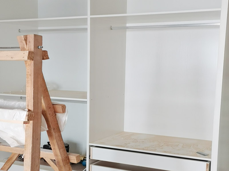 定制衣柜安裝：首先上螺絲將螺絲上到板件上已開好的孔內(nèi)，螺絲要垂直于板件，螺絲上到剛好與孔面齊平最好。然后根據(jù)螺絲位置將板件拼接好，將扣件按入餅孔內(nèi)旋轉鎖緊，隨后鎖好所有扣件后，需要釘背板的釘好背板，一切好了之后將柜體安放到位，柜體與墻面之間的縫隙用收口條封好。