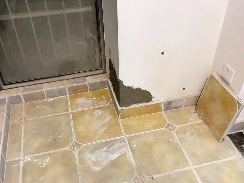 墻角局部修補翻新:用遮蔽紙沿著踢腳線進行遮蔽，做好成品保護，將已經(jīng)出現(xiàn)問題的漆層及膩子鏟掉，在水里面加入適量的膩子粉，并進行充分的攪拌，接著就可以開始上墻批膩子了。刮第一層干了之后再刮第二層，膩子不能刮太厚，否則容易開裂。