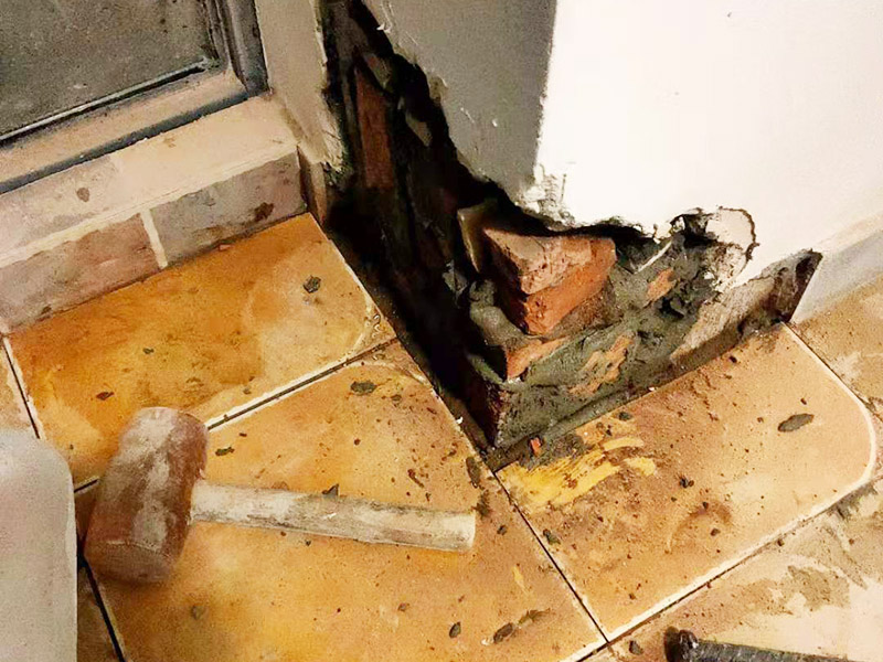 墻角局部修補翻新:用遮蔽紙沿著踢腳線進行遮蔽，做好成品保護，將已經(jīng)出現(xiàn)問題的漆層及膩子鏟掉，在水里面加入適量的膩子粉，并進行充分的攪拌，接著就可以開始上墻批膩子了。刮第一層干了之后再刮第二層，膩子不能刮太厚，否則容易開裂。